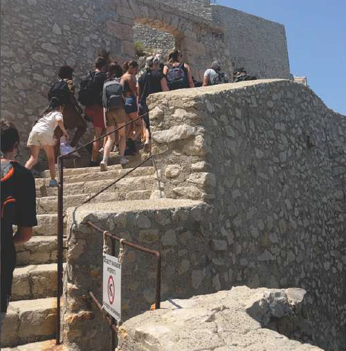 Groupe de stagiaires en train de gravir un escalier lors du séjour à Aix-Marseille